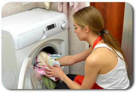 洗濯機と外国人女性