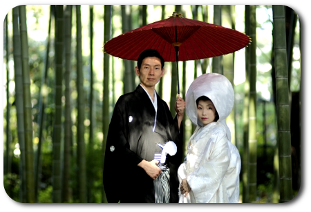 竹林の中で傘をさす新郎新婦