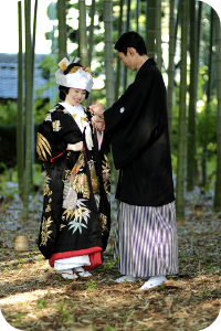 竹林で向き合う男女