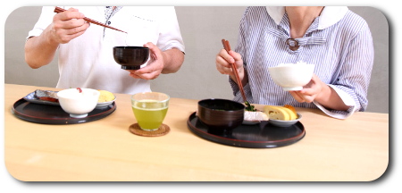 並んで食事する二人