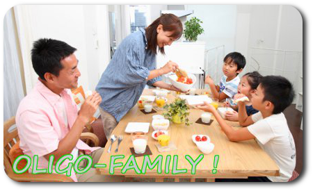 朝食を食べる4人家族（oligo-family）
